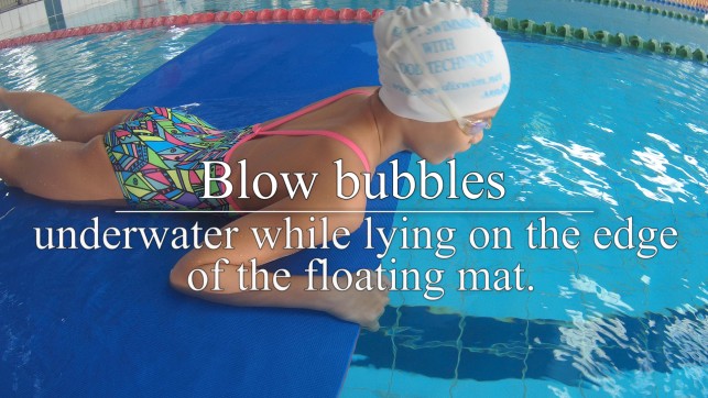 фото для Blow Bubbles underwater while lying on the edge of the floating mat